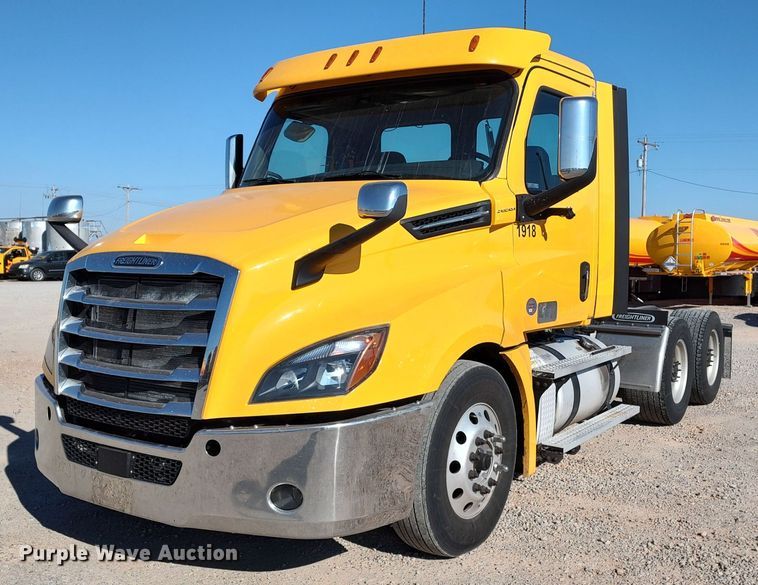 2020 Freightliner Cascadia 126  semi truck - LP9165