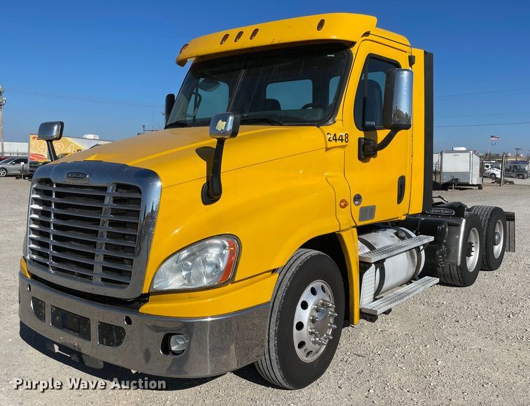 2018 Freightliner Cascadia 125  semi truck - LP9167