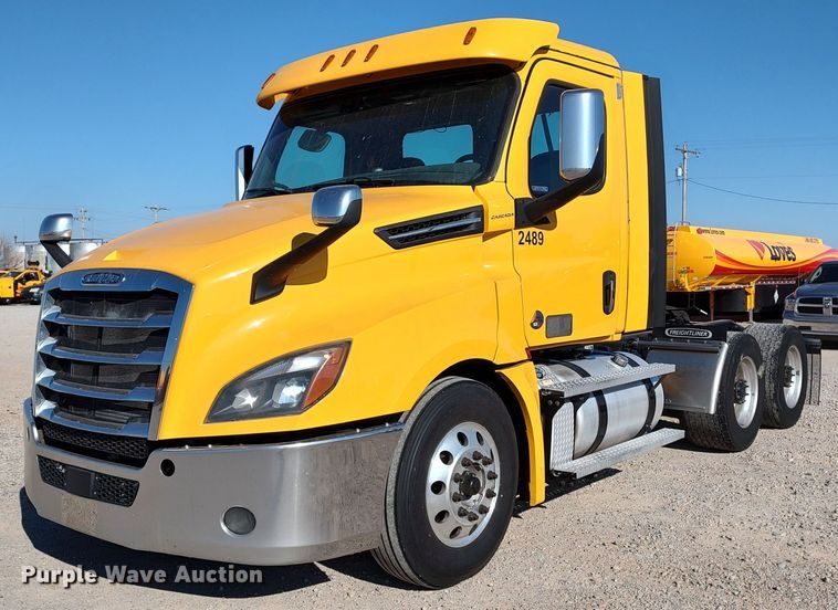 2020 Freightliner Cascadia 126  semi truck - LP9168