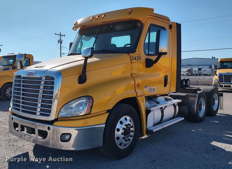 2018 Freightliner Cascadia 125  semi truck - LP9170