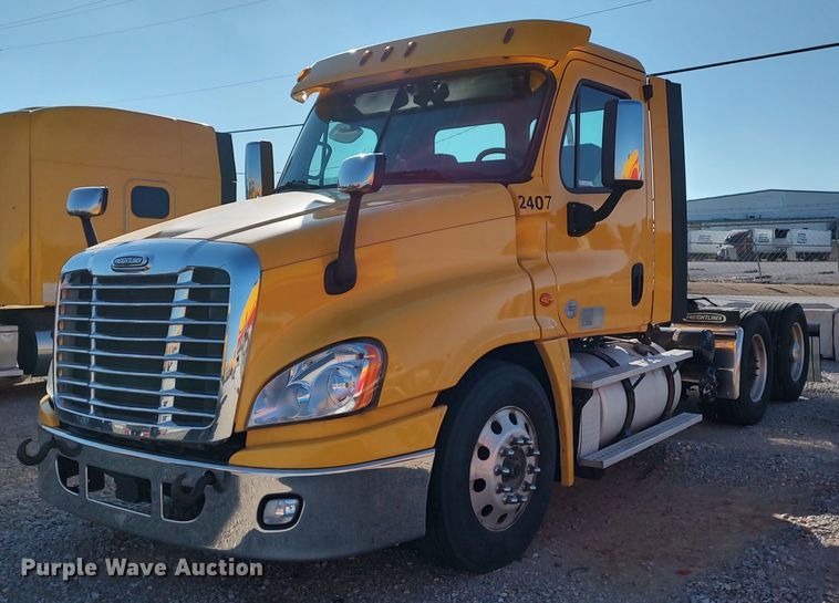 2018 Freightliner Cascadia 125  semi truck - LP9172