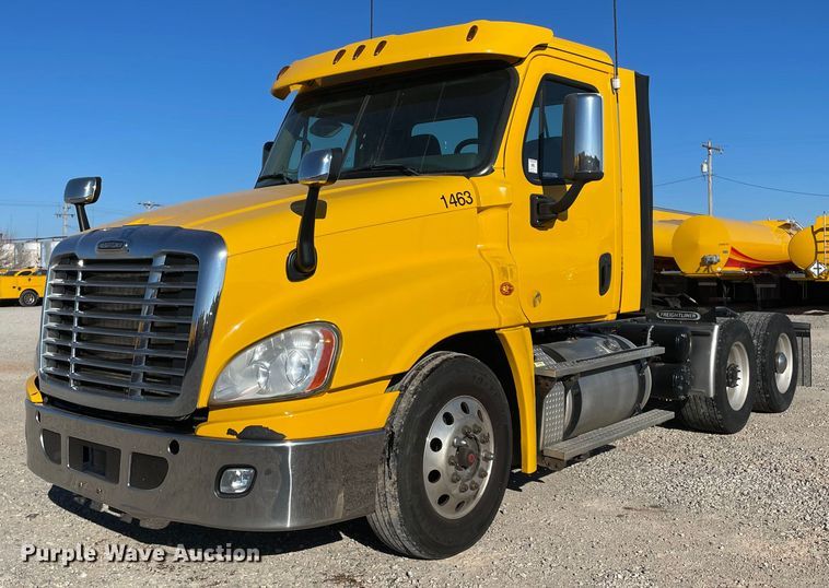 2017 Freightliner Cascadia 125  semi truck - LP9173