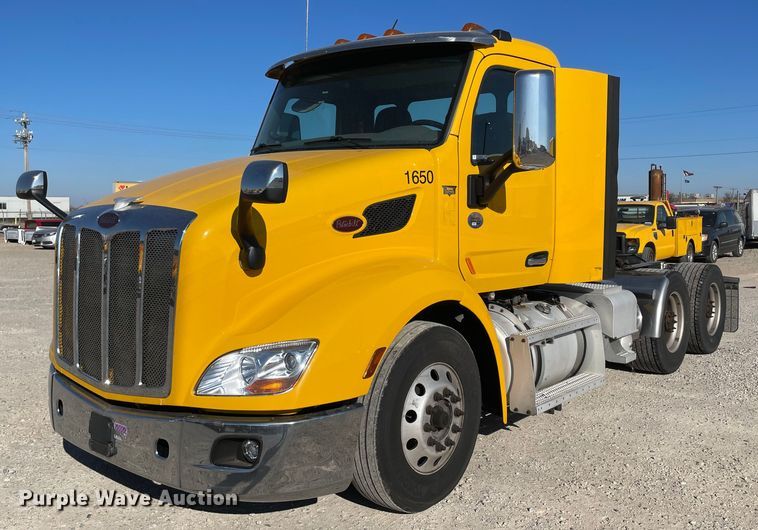 2016 Peterbilt 579  semi truck - LP9174