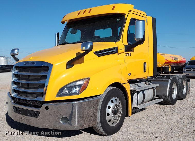 2020 Freightliner Cascadia 126  semi truck - LP9176
