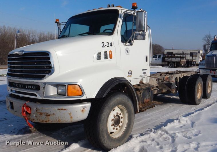 2003 Sterling LT9500  truck cab and chassis - MJ9973