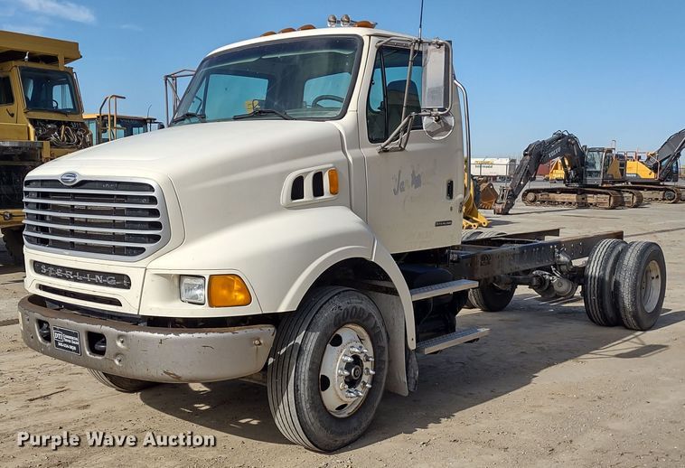 2005 Sterling L8500  truck cab and chassis - DR8154