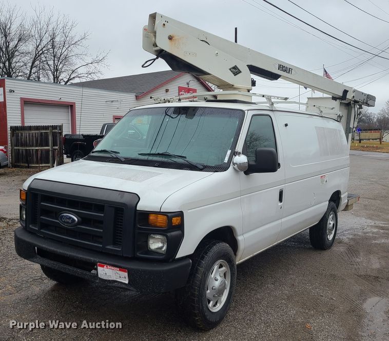 2009 Ford E350 Super Duty  van with bucket lift - JW9759