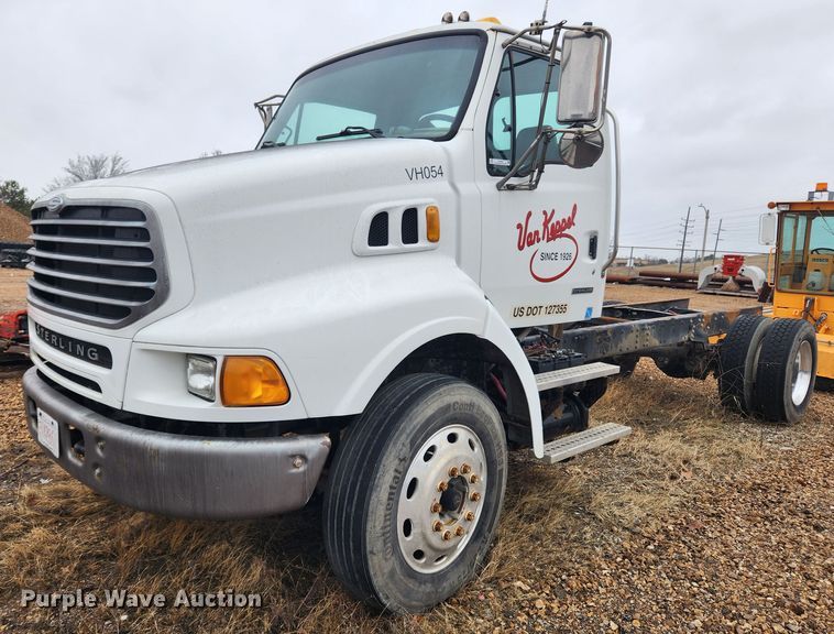 2005 Sterling L8500  truck cab and chassis - KT9462