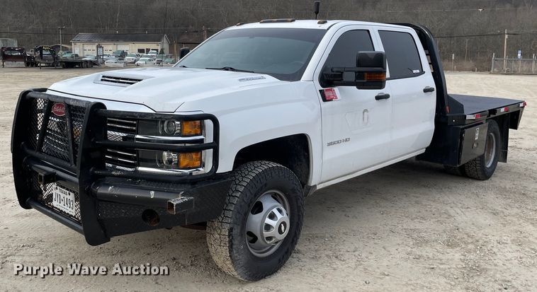 2017 Chevrolet Silverado 3500HD  Crew Cab flatbed pickup truck - MA9823