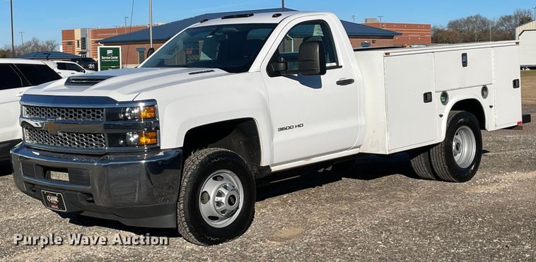 2019 Chevrolet 3500HD  utility bed pickup truck - MI9735