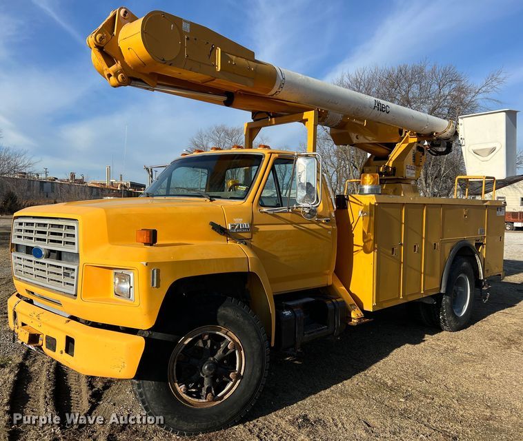1990 Ford F700  bucket truck - JU9681