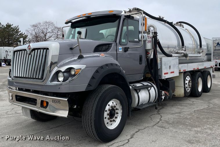 2016 International 7600  vacuum truck - MA9809