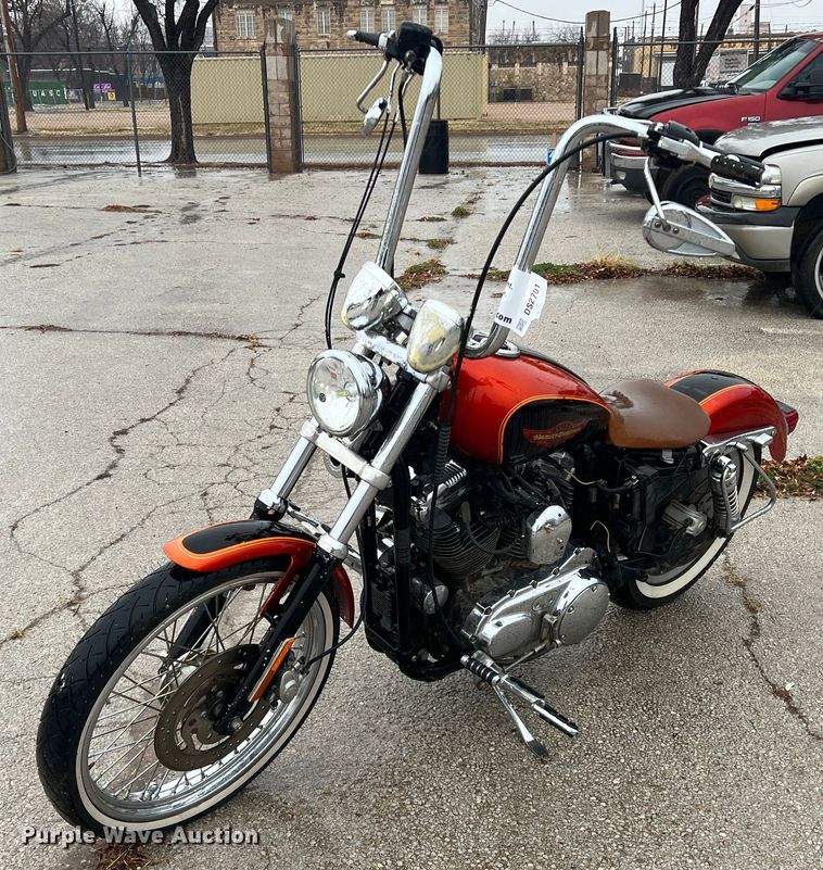 2005 Harley Davidson XL 1200C  motorcycle - DS2701