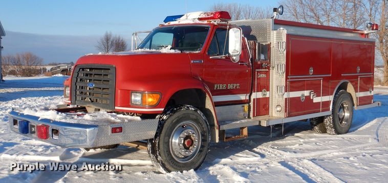 1997 Ford F700  pumper fire truck - IO9329