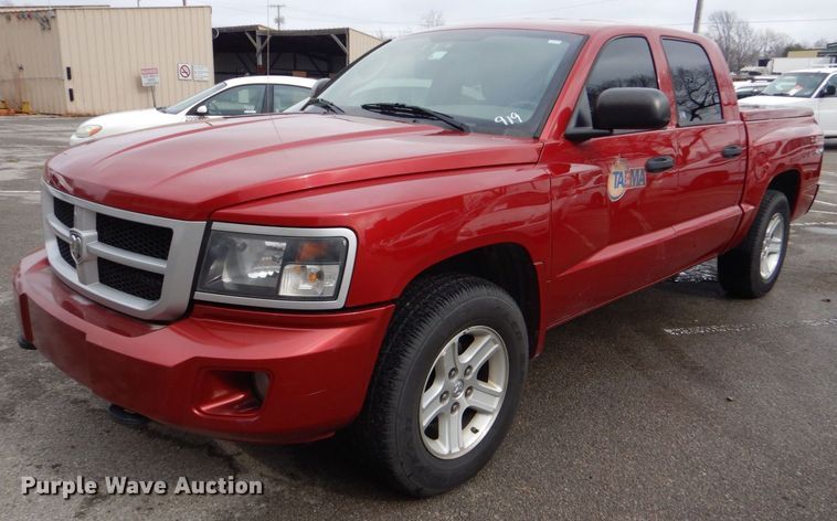 2010 Dodge Dakota  Crew Cab pickup truck - MM9681