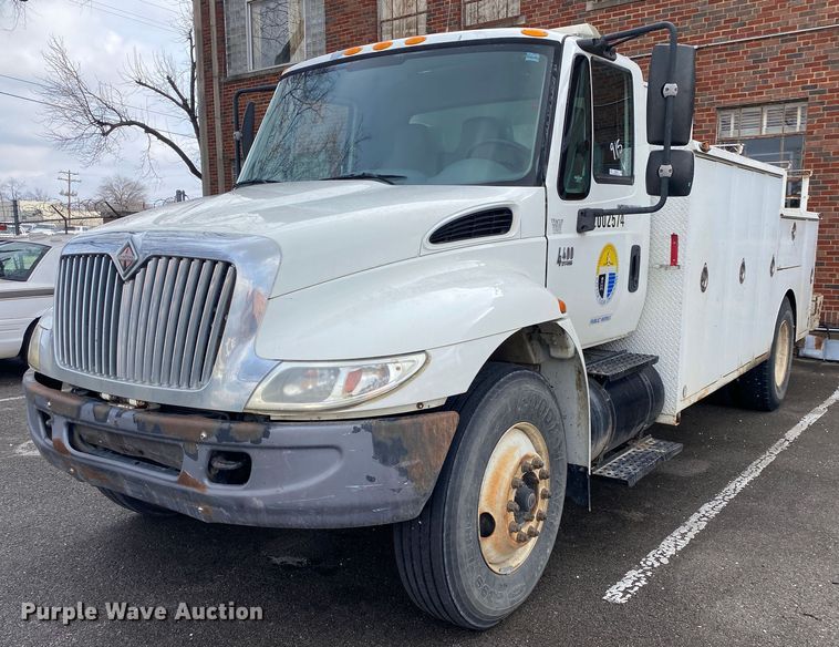 2002 International 4400  utility / service truck - MM9697