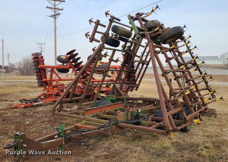 John Deere 960  field cultivator - JW9742