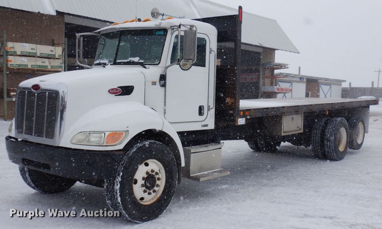 2006 Peterbilt 335  flatbed truck - DF8332