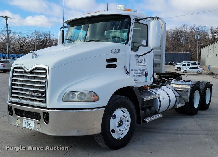 2008 Mack CXU613  semi truck - DM8194