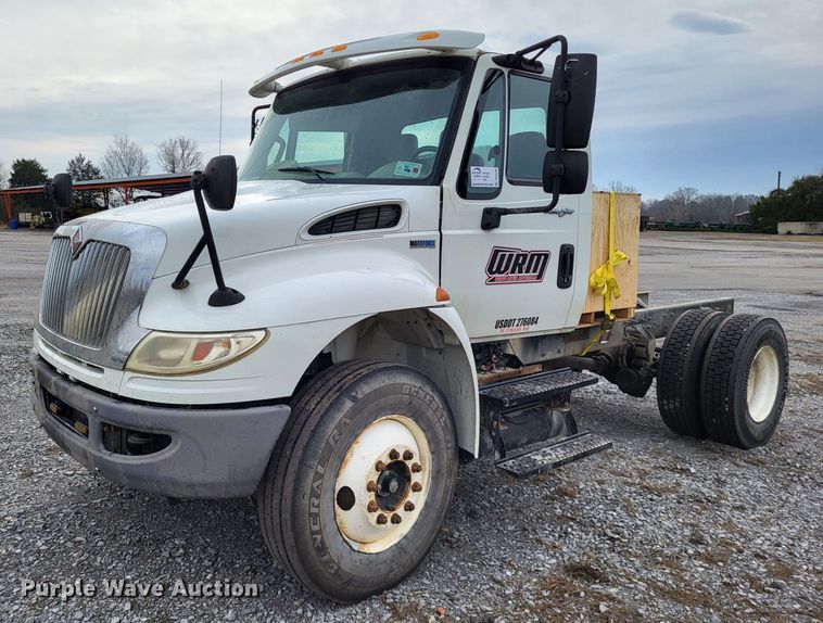2011 International DuraStar 4300  truck cab and chassis - DO3549
