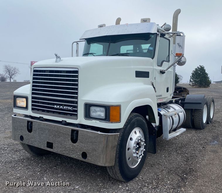 2016 Mack CHU613  semi truck - JW9212