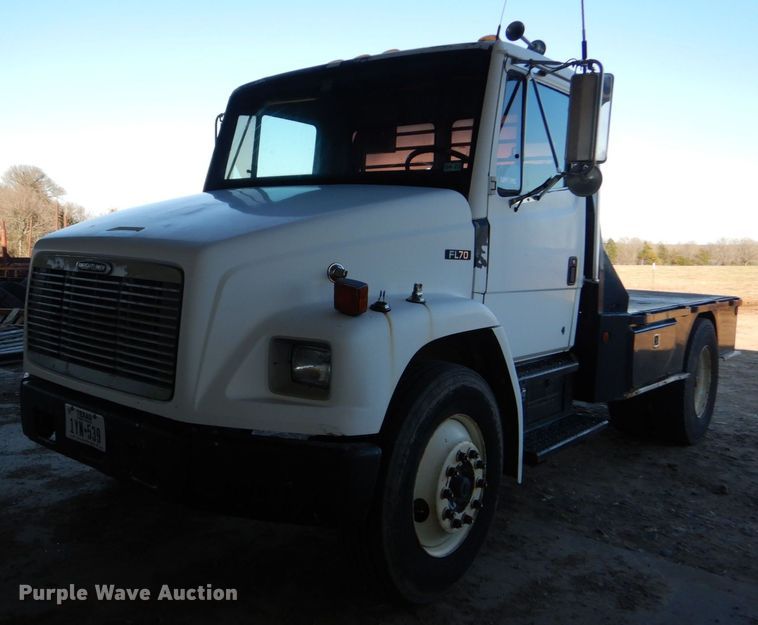 2002 Freightliner FL70  flatbed truck - LI9059
