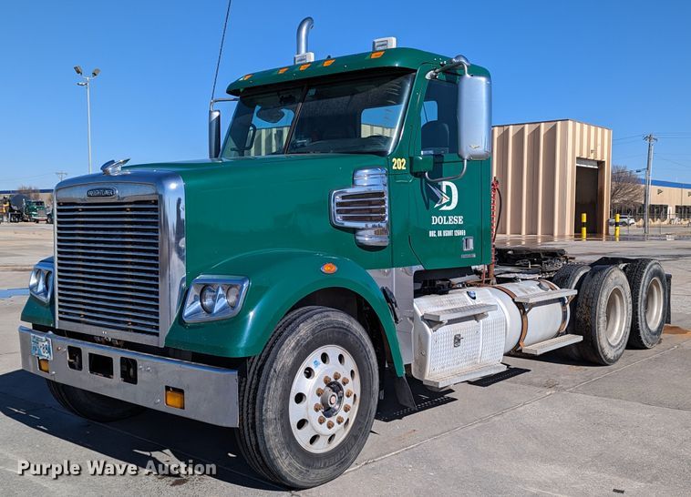 2014 Freightliner Coronado SD  semi truck - LK9466