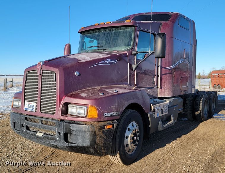 2007 Kenworth T600  semi truck - ME9685