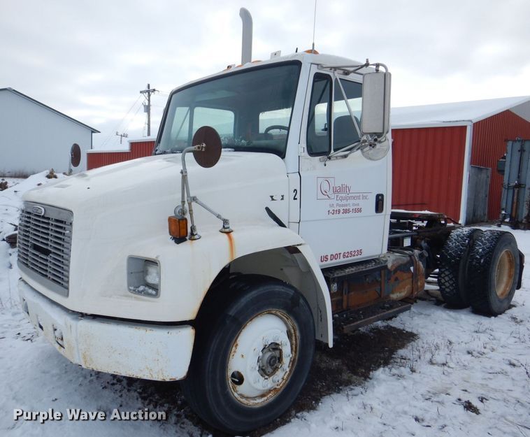 2003 Freightliner FL70  semi truck - MJ9989
