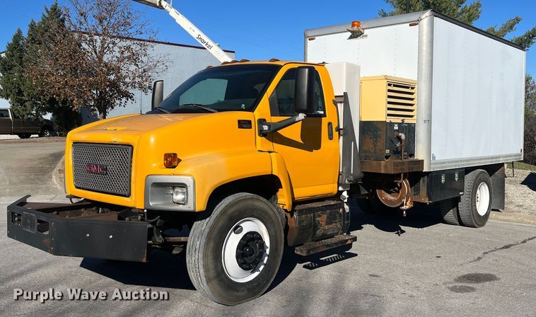 2003 GMC C7500  box truck - MN9412