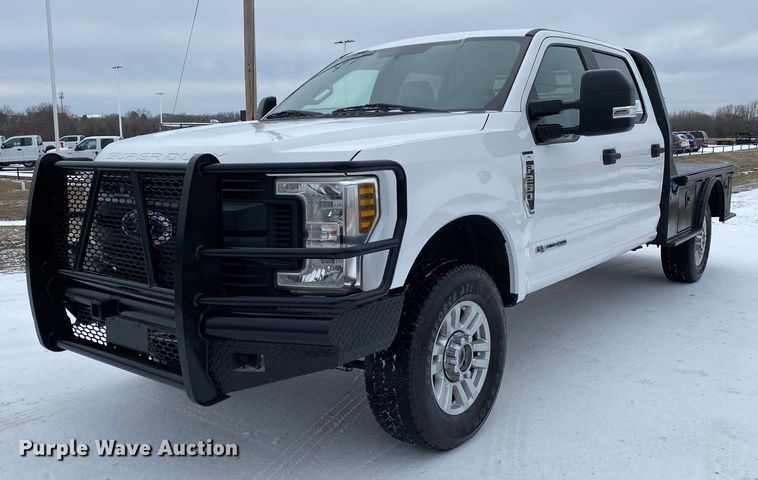 2018 Ford F250 Super Duty  Crew Cab flatbed pickup truck - DN8158