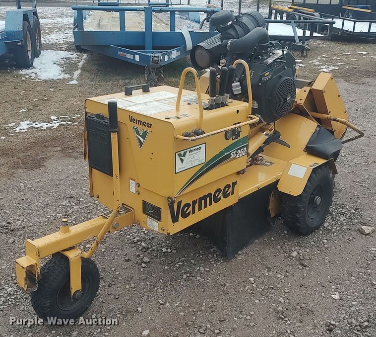 2011 Vermeer SC252  stump grinder - DO3718