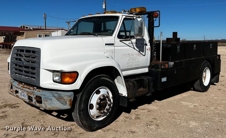 1997 Ford F800  flatbed truck - DQ1951