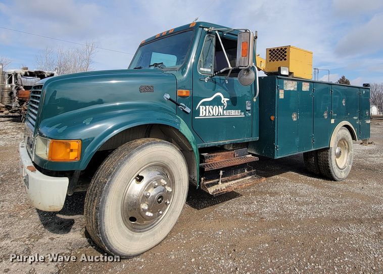 1999 International 4700  utility / service truck - HG9383