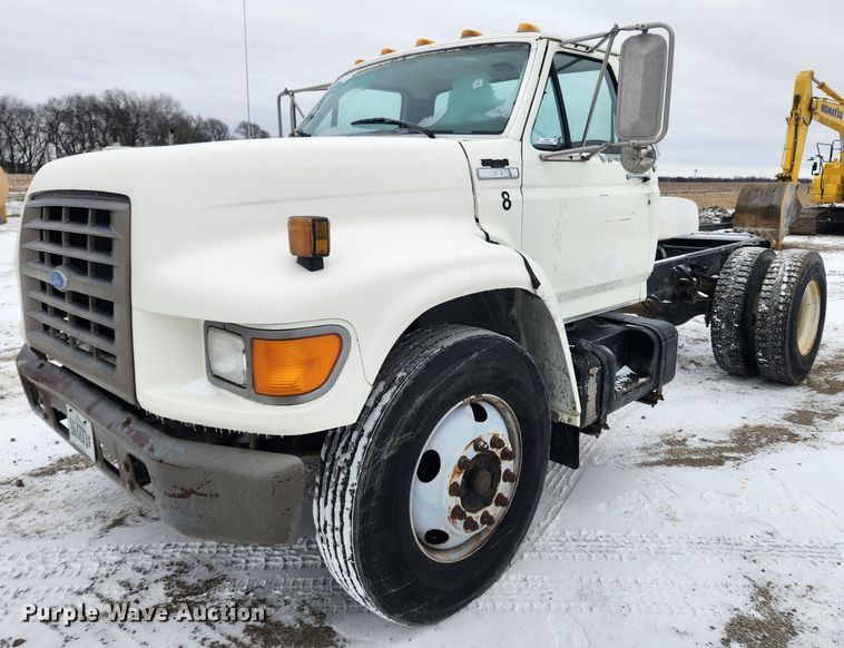 1995 Ford F700  truck cab and chassis - KT9414