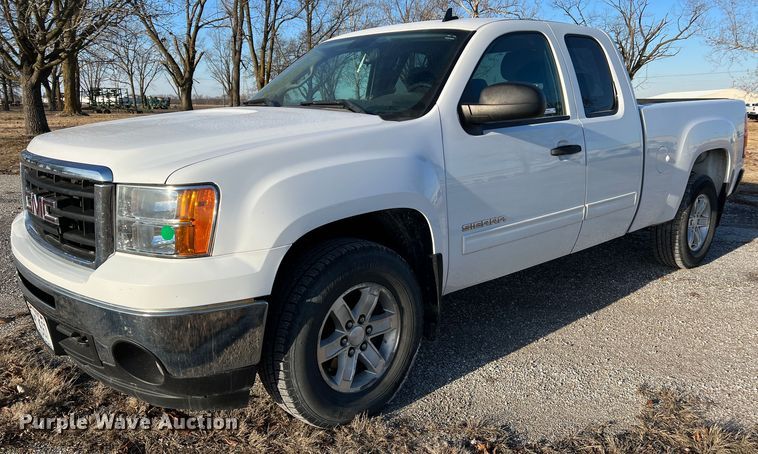 2013 GMC Sierra 1500  Ext. Cab pickup truck - MM9048