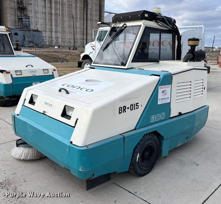 Tennant 800  sweeper - DQ3975