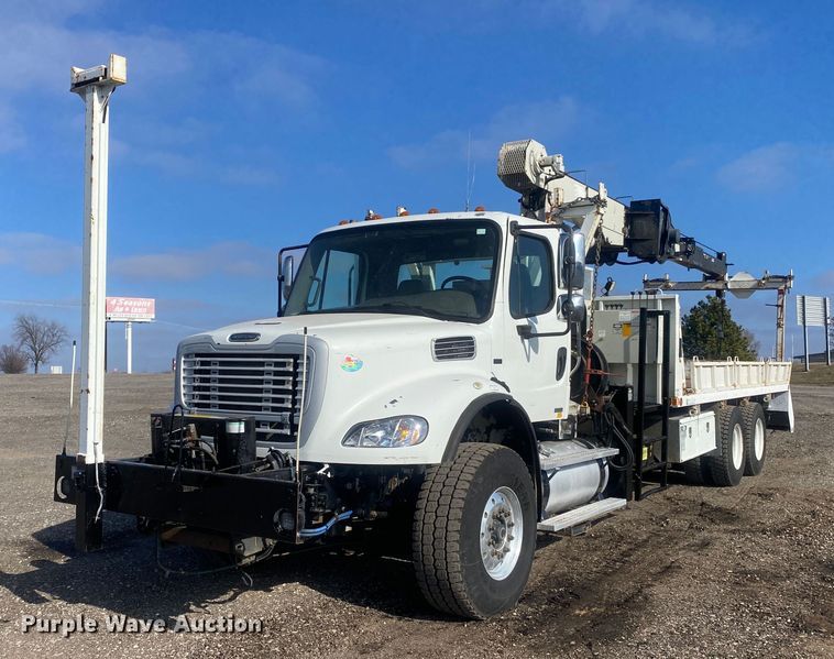 2010 Freightliner M2 Business Class  crane truck - JW9202
