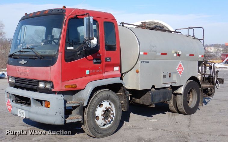 1999 Chevrolet T7500  oil distributor truck - MJ9999