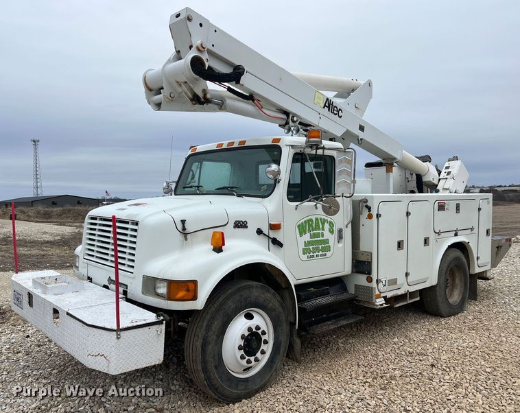 2001 International 4700  bucket truck - MM9039