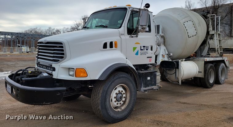 2003 Sterling LT8500  ready mix truck - DM8205