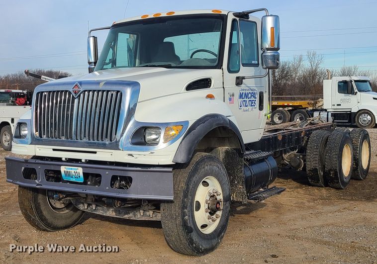 2005 International 7600  truck cab and chassis - JW9828
