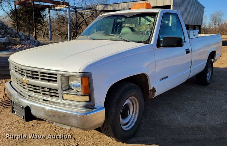 1998 Chevrolet C1500  pickup truck - LX9300
