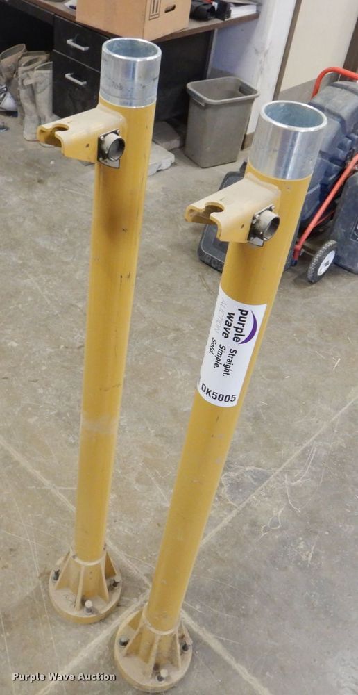 (2) Caterpillar grade control mounts - DK5005