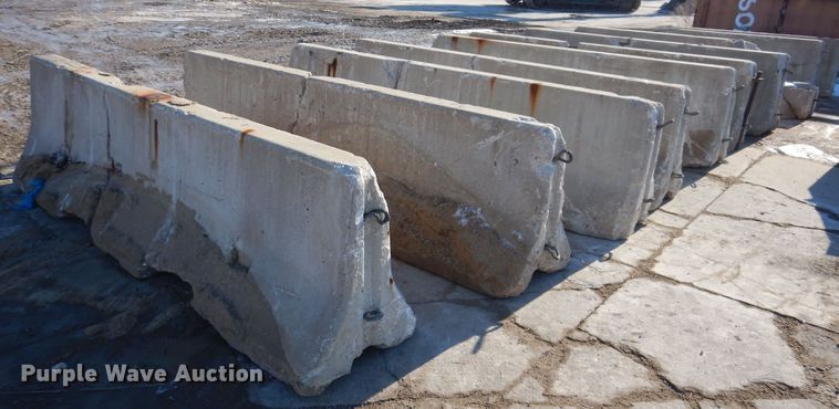 (10) concrete barriers - DK5121