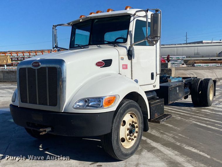 2014 Peterbilt 330  truck cab and chassis - DL7021