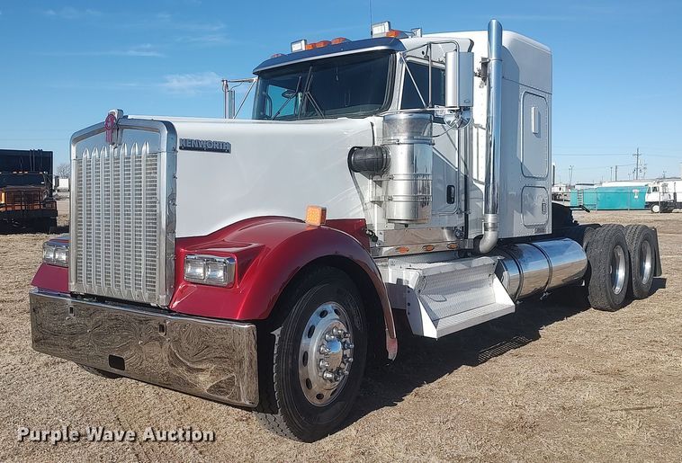 2010 Kenworth W900  semi truck - DO3753