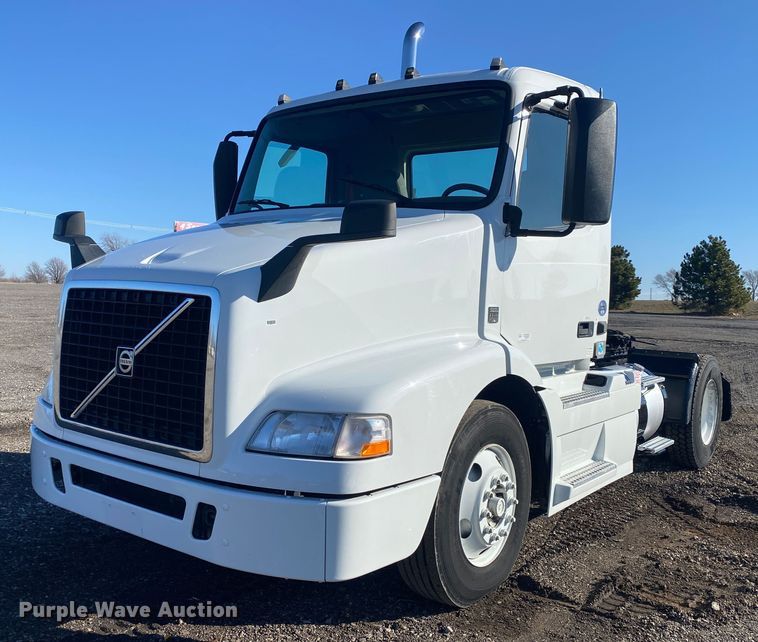 2016 Volvo D13  semi truck - JW9197