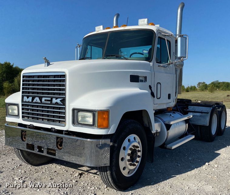 2000 Mack CH613  semi truck - JW9407