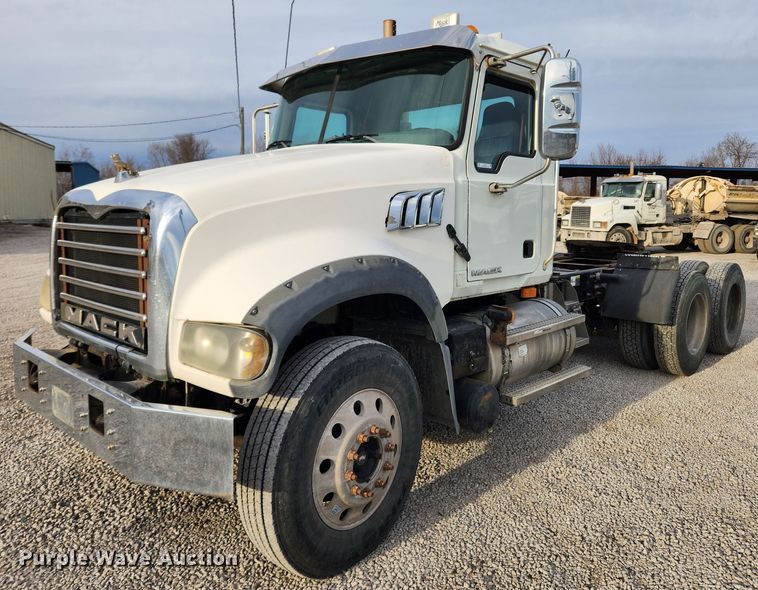 2009 Mack GU713  semi truck - KT9371
